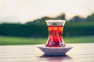 Gün batımında Türk çayı. Türk mutfağı ve seyahat kavramı