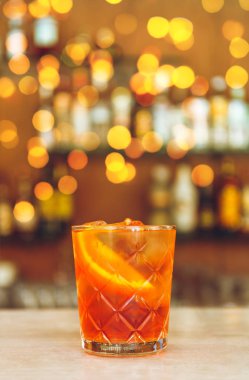 Barda portakal dilimli nefis alkollü negroni kokteyli var..