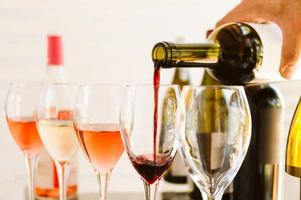 Açık hava ortamında şarap tatma seti. Bardaklara doluyor. Özel şarap tatma konsepti