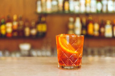 Barda portakal dilimli nefis alkollü negroni kokteyli var..
