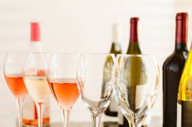 Açık hava ortamında şarap tatma seti. Özel şarap tatma konsepti