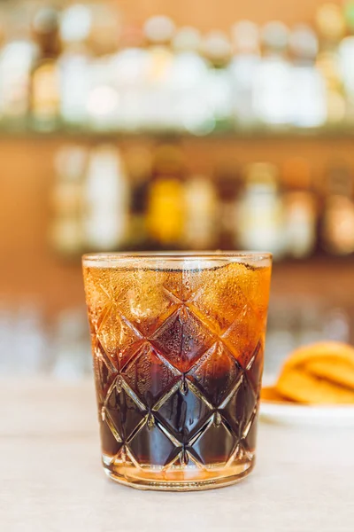 Verre de délicieux alcoolique Black Russian cocktail avec vodka et liqueur de café — Photo