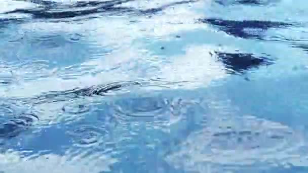 Struttura della superficie dell'acqua blu durante la pioggia. Monocromatico classico sfondo blu con copyspace — Video Stock