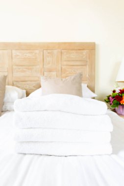 Lüks otel odasında taze beyaz havlu yığını. Yalnız olmak, kaçmak, kalmak, dijital detoks, gezi, tatil kavramları.