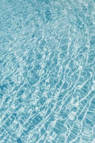 Поверхня блакитного сяючого басейну води пульсації . — стокове фото