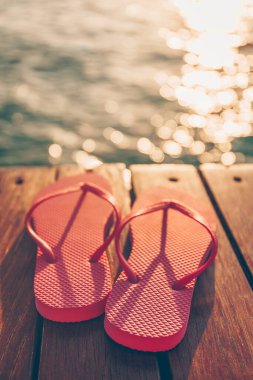 Gün batımında tahta iskelede takla atıyor. Lüks tatil köyü. Tatil kaçamağı kavramı