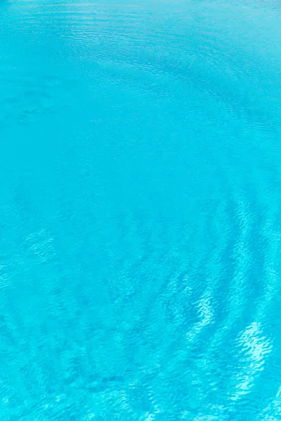 푸른 빛나는 수영장 물 잔물결의 표면. — 스톡 사진