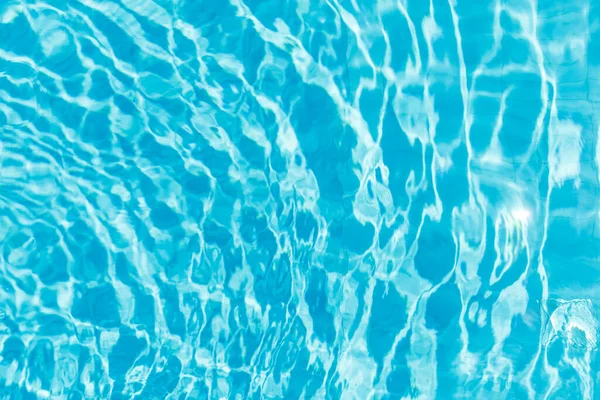 푸른 빛나는 수영장 물 잔물결의 표면. — 스톡 사진