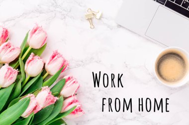 Pembe laleler şenlikli durağan ve beyaz mermer arka planda kahve ve ev dilinde çalışmalar. Kadın işi, cinsiyet eşitliği, ev ofisi ve kariyer konsepti. Boşluğu kopyala