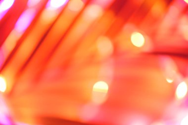 Fütürist bulanık neon damlası sarı, turuncu ve pembe, palmiye yeşili izleri var.