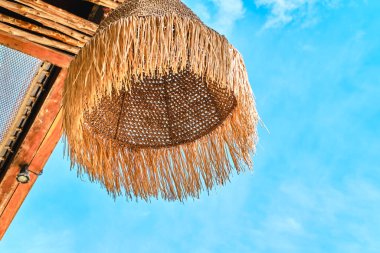 Plaj barında ya da dükkanda saman lambası. Tatil, uzaklaşma, yaz gezisi konsepti.