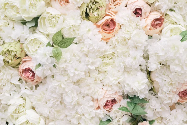 Trendy pastelkleurige bloemenwand voor feesten — Stockfoto