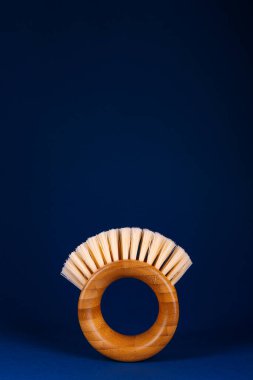 Klasik mavi arka planda meyve ve sebzeler için modern fütürist yuvarlak bambu fırçası