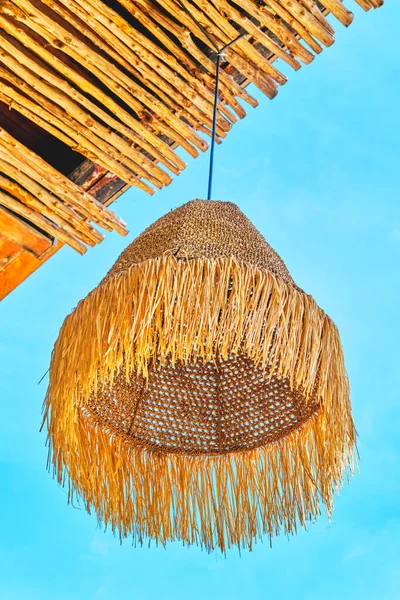 Decoración rústica lámpara de paja en el patio de la playa, bar o tienda. Vacaciones, alejarse, concepto de salida de verano —  Fotos de Stock