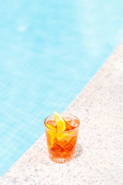 Otel barında ya da terasta havuz kenarında Negroni kokteyli. Lüks otel, tatil, oda servisi konsepti
