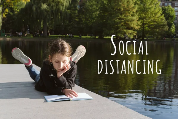 Chica le gusta leer junto al estanque, Social distanciamiento redacción — Foto de Stock
