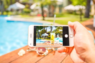 Havuzun yanındaki kokteylin fotoğrafını çekiyorum.