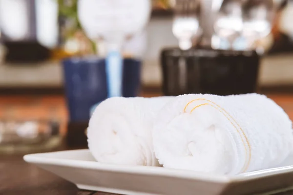 Twee natte gastvrije verfrissende handdoeken in het oostelijke restaurant — Stockfoto