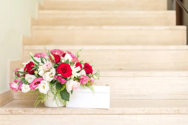 Kilka kwiatów w wazonie wielokrotnego użytku dostarczonych adresatowi — Zdjęcie stockowe