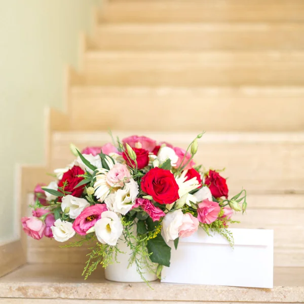 Kilka kwiatów w wazonie wielokrotnego użytku dostarczonych adresatowi — Zdjęcie stockowe