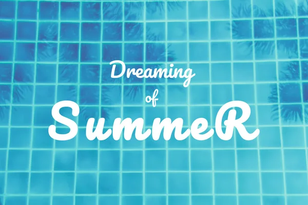 Las palmeras se reflejan en la piscina turquesa. Fondo polivalente con redacción de Dreaming of Summer — Foto de Stock