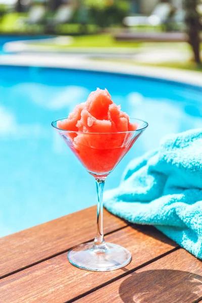 Bevroren Margarita of Daiquiry cocktail bij het zwembad. Vakantie, zomer, vakantie, luxe resort concept. Koraalkleurige drank — Stockfoto