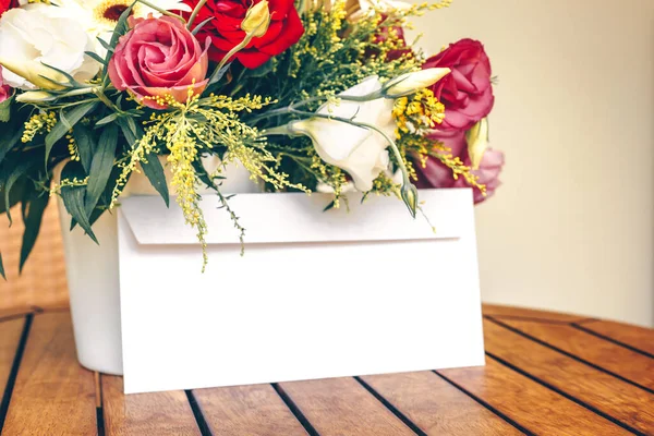 Bloemen in herbruikbare vaas geleverd aan de geadresseerde — Stockfoto