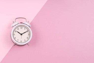 Tatlı beyaz retro saat pastel pembe duotone damla üzerinde