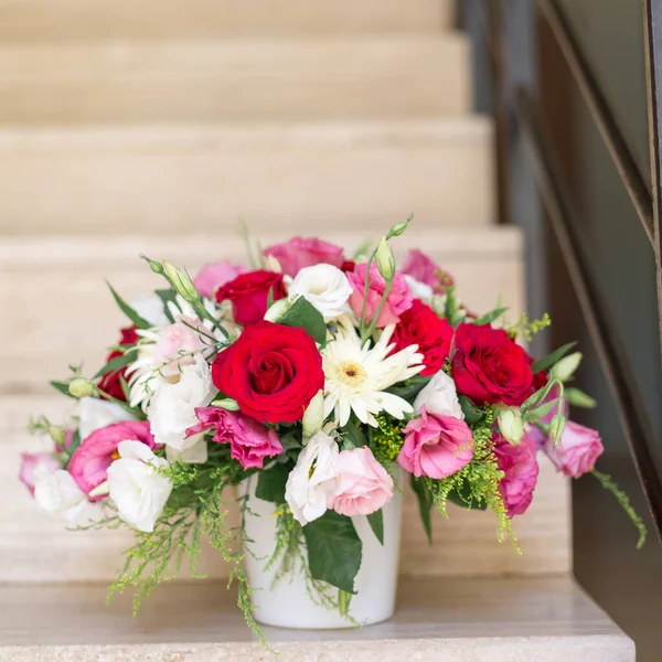 Bloemen in herbruikbare vaas geleverd aan de geadresseerde — Stockfoto