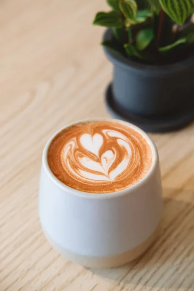 Elegante taza de café o chocolate caliente en la moderna cafetería hipster. — Foto de Stock