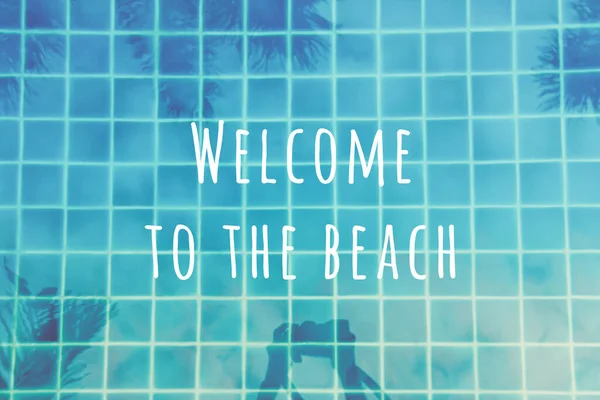 Frau macht Bilder von Palmen, die sich im türkisfarbenen Pool spiegeln. Mehrzweck-Kulisse mit Willkommen am Strand — Stockfoto