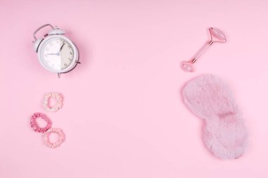 Tatlı tüylü uyku maskeli pembe damla, yeşim silindir, saat ve pembe aksesuarlar.