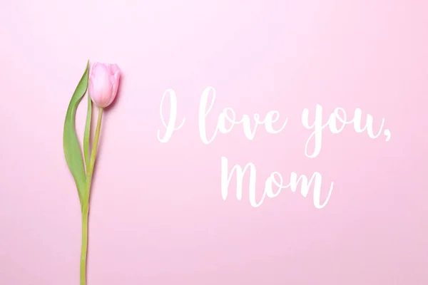 Te quiero, mamá, con tulipanes rosados sobre el fondo rosado. Asiento plano, vista superior. Tarjeta de celebración del día de las madres - foto de stock