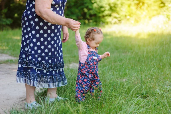 Grandmother and granddaughter walk in the park — Stock Photo, Image