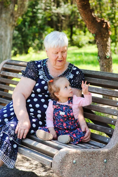 Abuela y nieta caminan en el parque — Foto de Stock