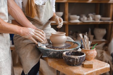 Potter öğretir nasıl toprak kap yapmak