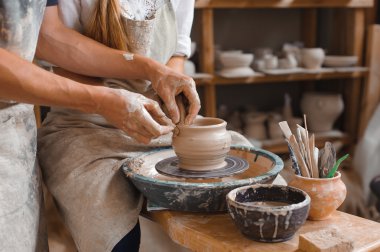 Potter öğretir nasıl toprak kap yapmak