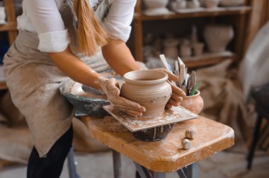 Potter öğretir nasıl toprak kap yapmak