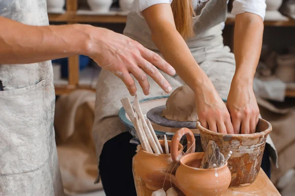 Potter enseña cómo hacer olla de arcilla —  Fotos de Stock