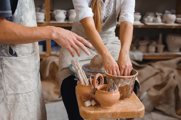 Potter enseña cómo hacer olla de arcilla —  Fotos de Stock