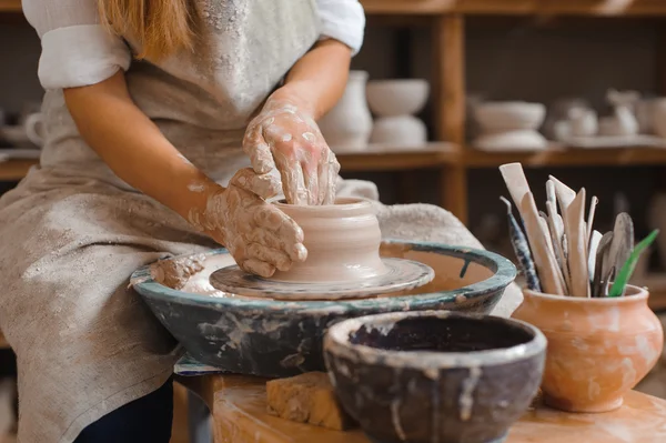 Potter öğretir nasıl toprak kap yapmak — Stok fotoğraf