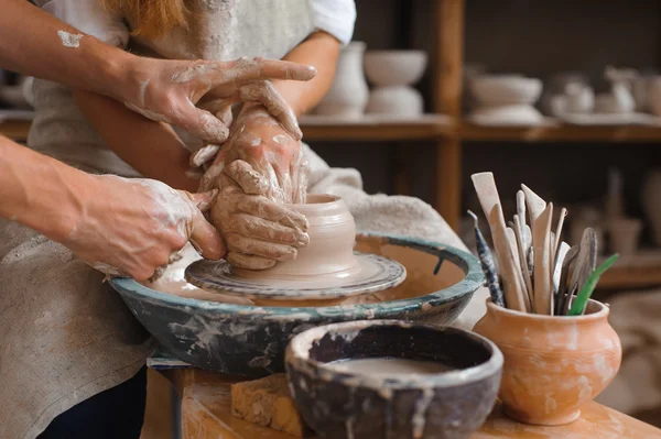 Potter öğretir nasıl toprak kap yapmak — Stok fotoğraf