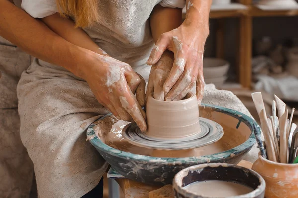 Potter azt tanítja, hogy clay pot — Stock Fotó