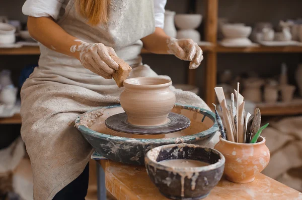 Potter teaches how make clay pot — Stock Photo, Image