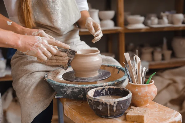 Potter azt tanítja, hogy clay pot — Stock Fotó