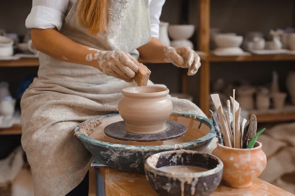 Поттер вчить, як зробити глиняний горщик — стокове фото