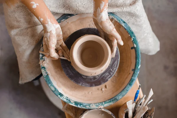 Potter teaches how make clay pot — Free Stock Photo