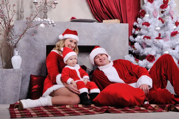 Famiglia vestita da Babbo Natale con regali — Foto Stock