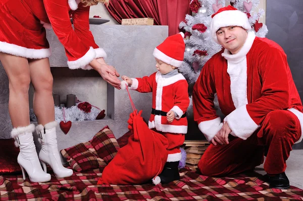 Famiglia vestita da Babbo Natale con regali — Foto Stock