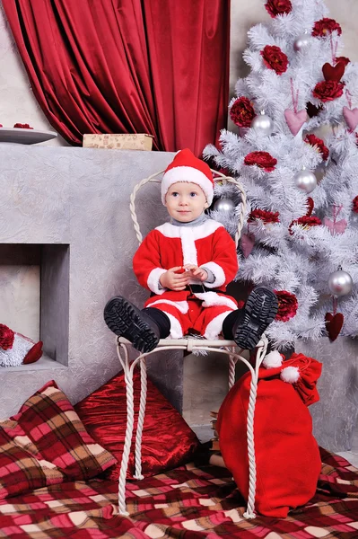 Ragazzo vestito da Babbo Natale con regali — Foto Stock